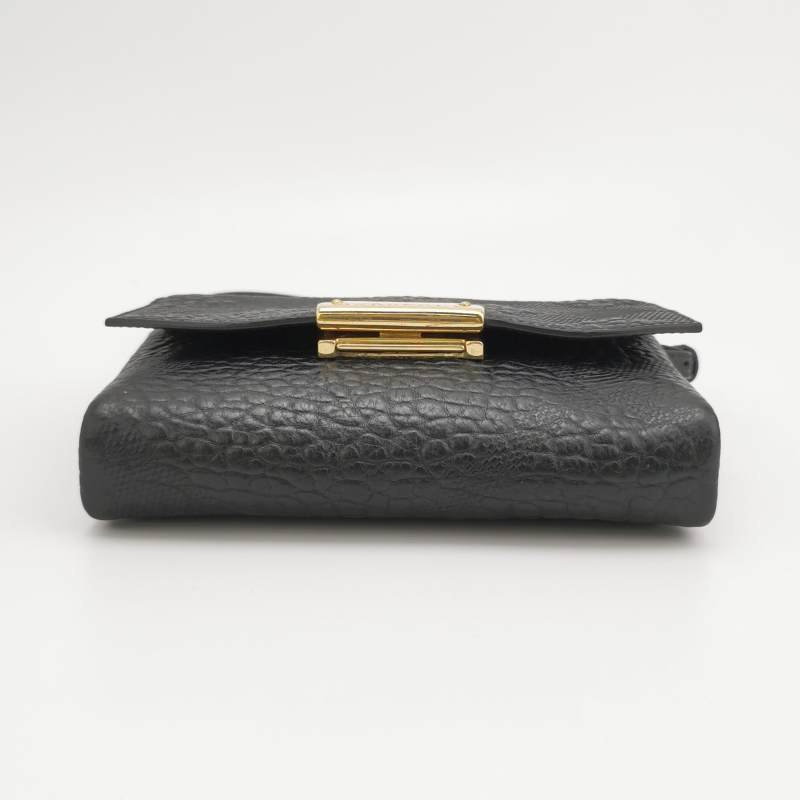 Burberry牛皮純色壓紋字母Logo銘牌斜挎包-4