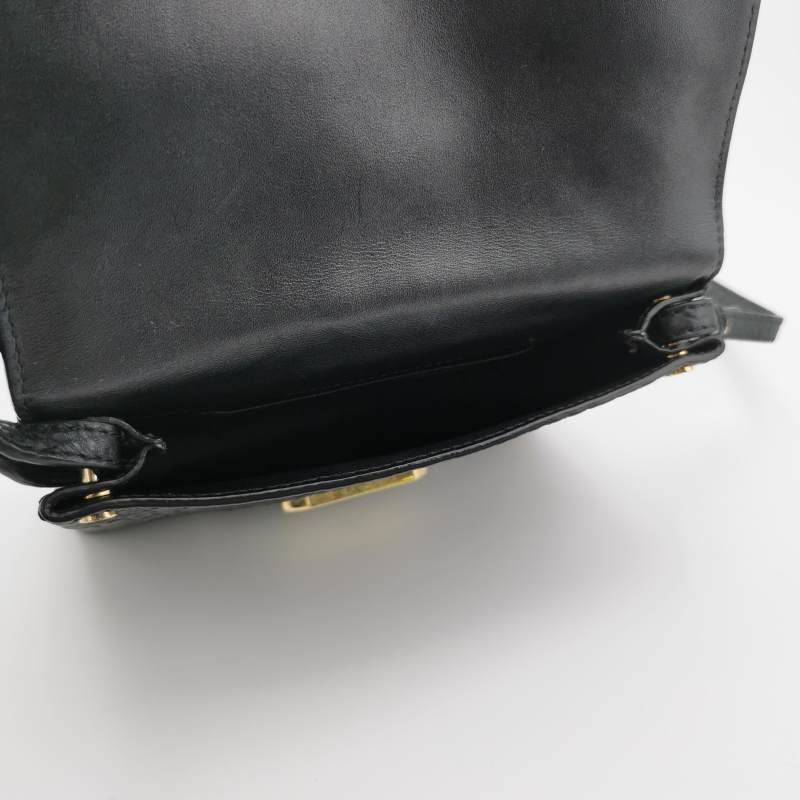 Burberry牛皮純色壓紋字母Logo銘牌斜挎包-5