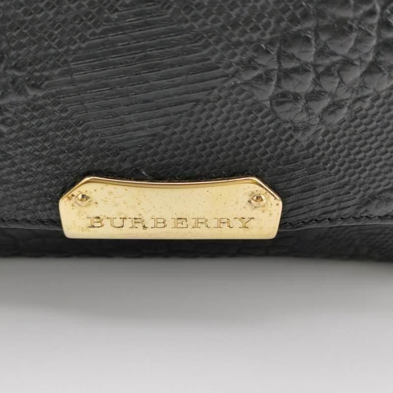 Burberry牛皮純色壓紋字母Logo銘牌斜挎包-7