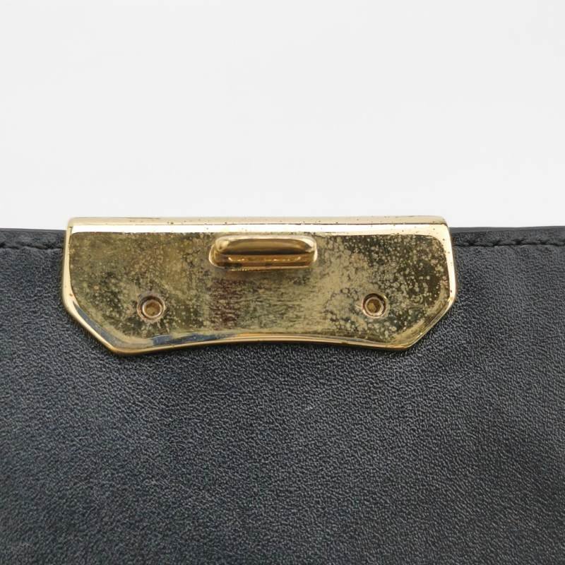 Burberry牛皮純色壓紋字母Logo銘牌斜挎包-8