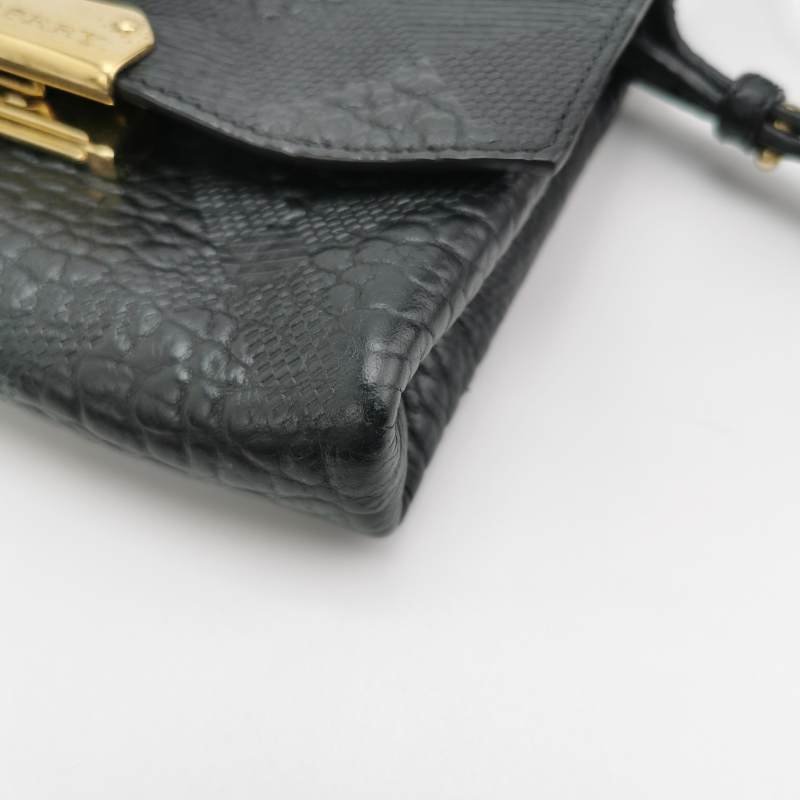 Burberry牛皮純色壓紋字母Logo銘牌斜挎包-9