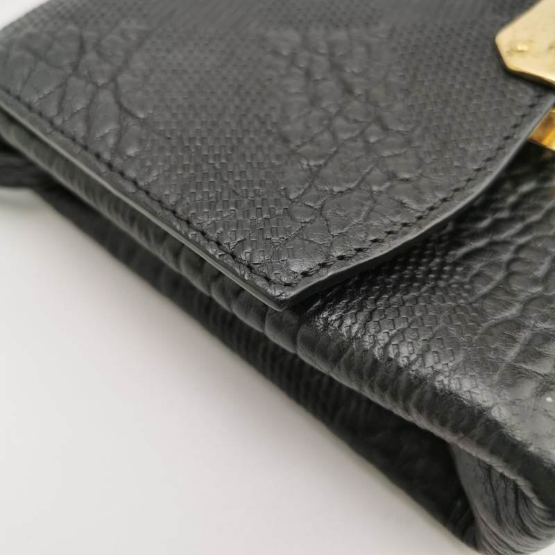 Burberry牛皮純色壓紋字母Logo銘牌斜挎包-10