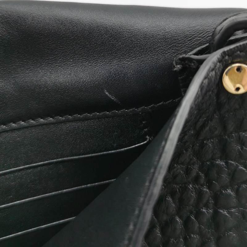 Burberry牛皮純色壓紋字母Logo銘牌斜挎包-11