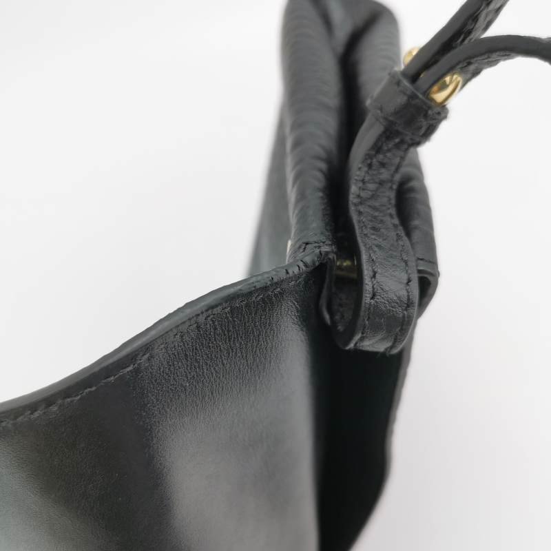 Burberry牛皮純色壓紋字母Logo銘牌斜挎包-12