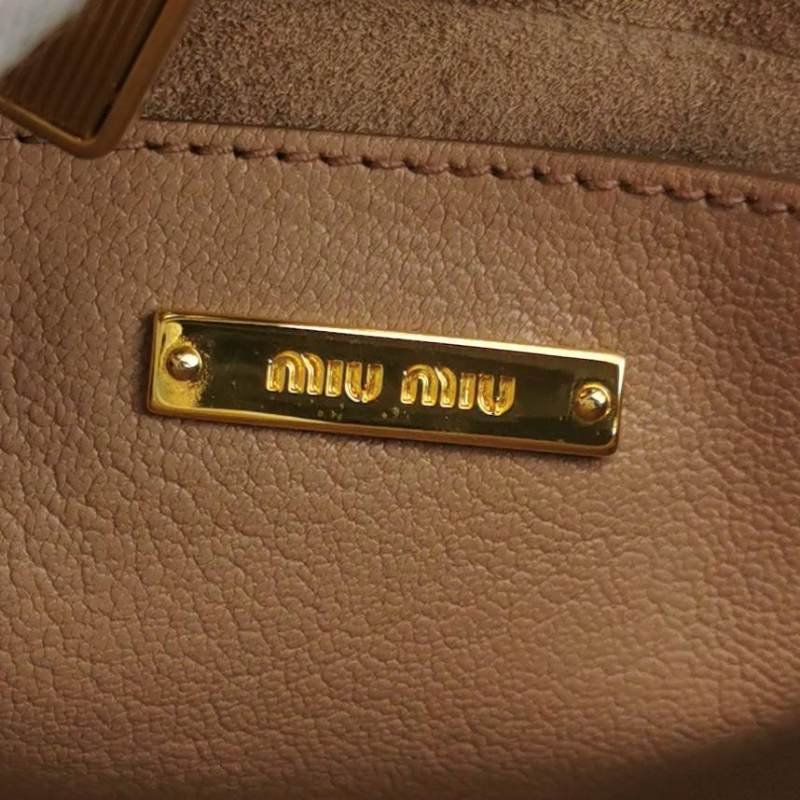 Miu Miu Madras羊皮純色字母logo金屬扣單肩包-7