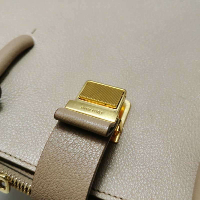 Miu Miu Madras羊皮純色字母logo金屬扣單肩包-11