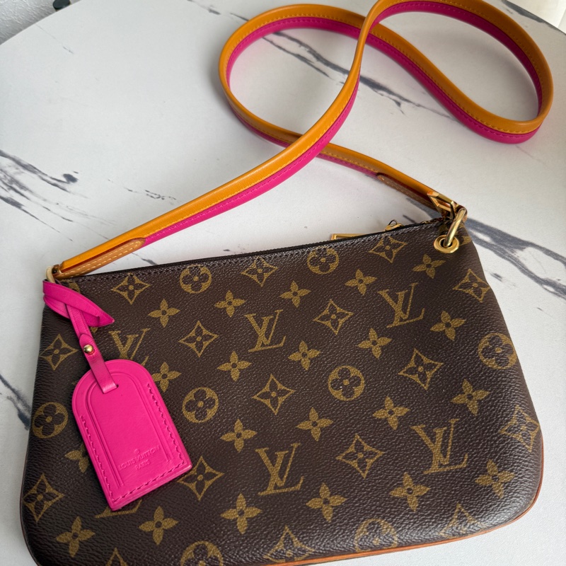 Lv 雙層斜背包 最好用-0