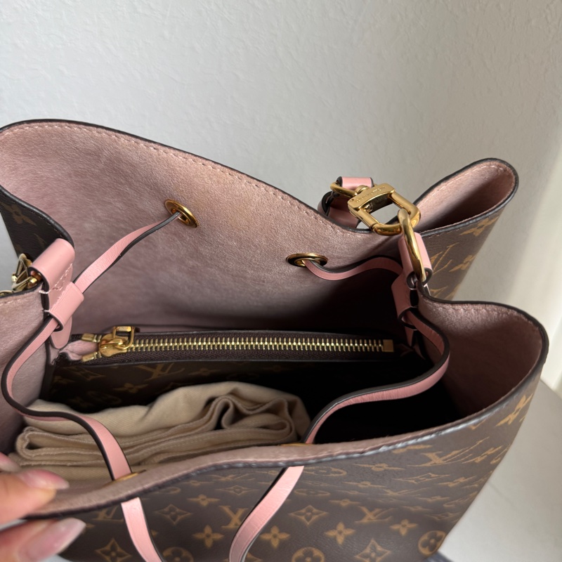 lv 花紋粉色水桶包-3