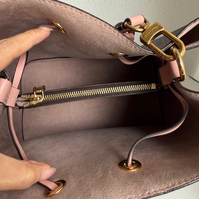 lv 花紋粉色水桶包-6