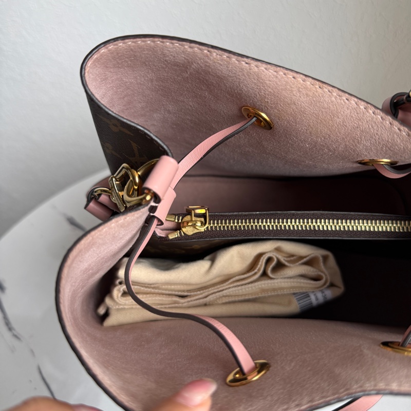 lv 花紋粉色水桶包-7