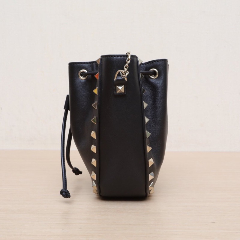 VALENTINO 抽繩水桶包黑色牛皮肩背包-1