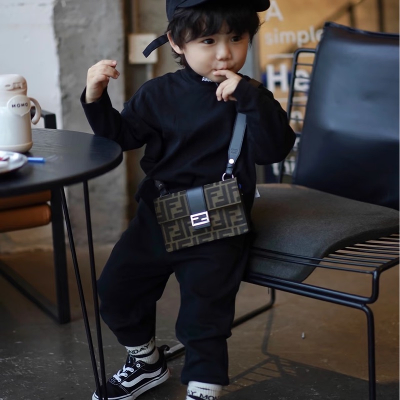 Fendi 經典老花 法棍斜背包-1