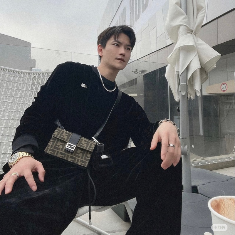 Fendi 經典老花 法棍斜背包-2