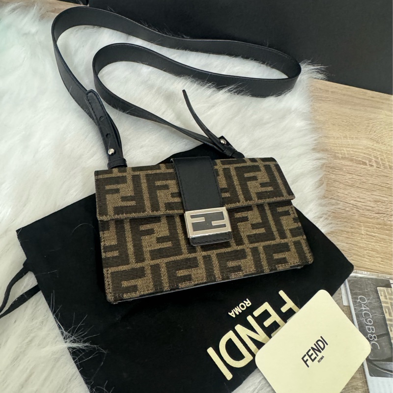 Fendi 經典老花 法棍斜背包-3