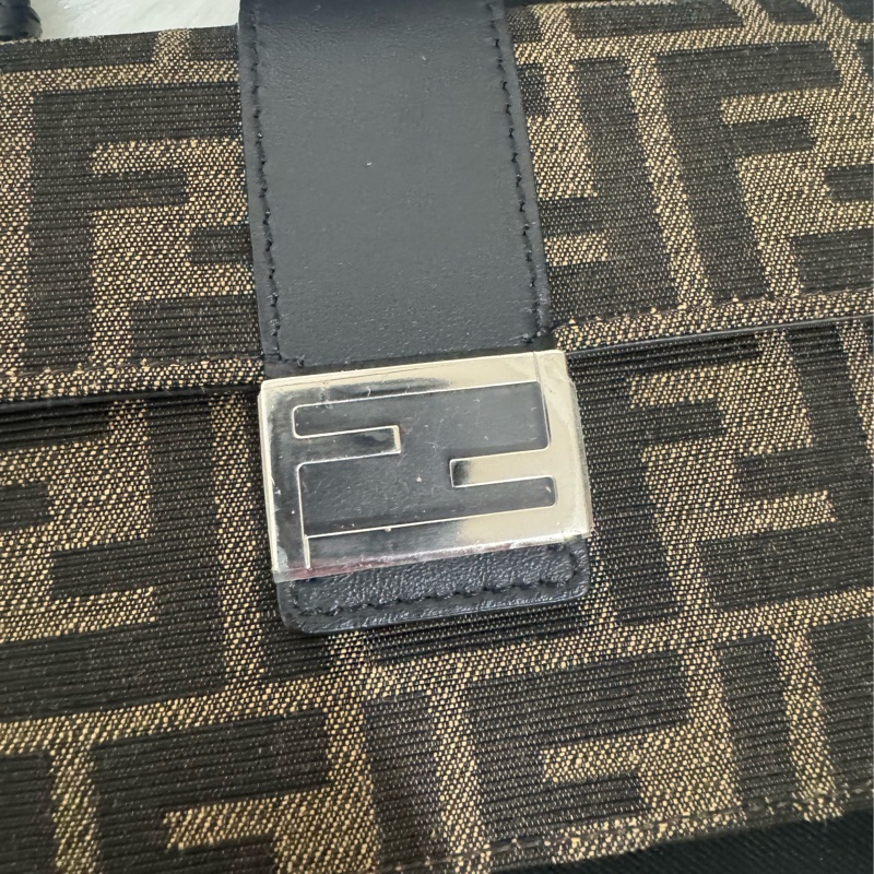 Fendi 經典老花 法棍斜背包-4