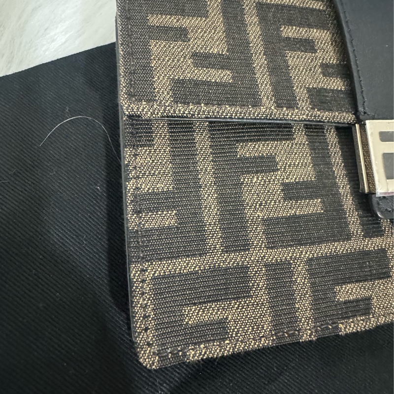 Fendi 經典老花 法棍斜背包-6