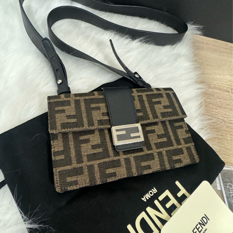 Fendi 經典老花 法棍斜背包-7