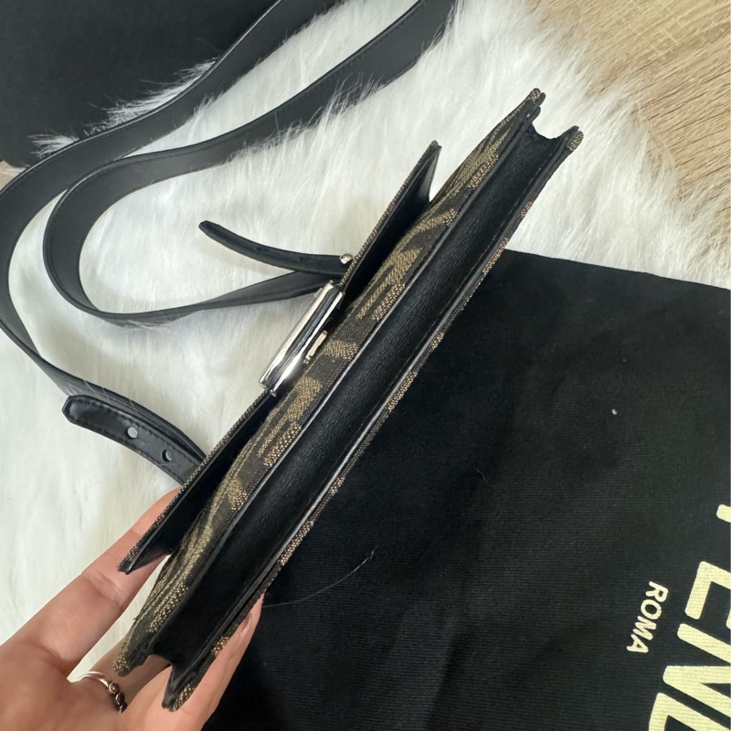 Fendi 經典老花 法棍斜背包-8