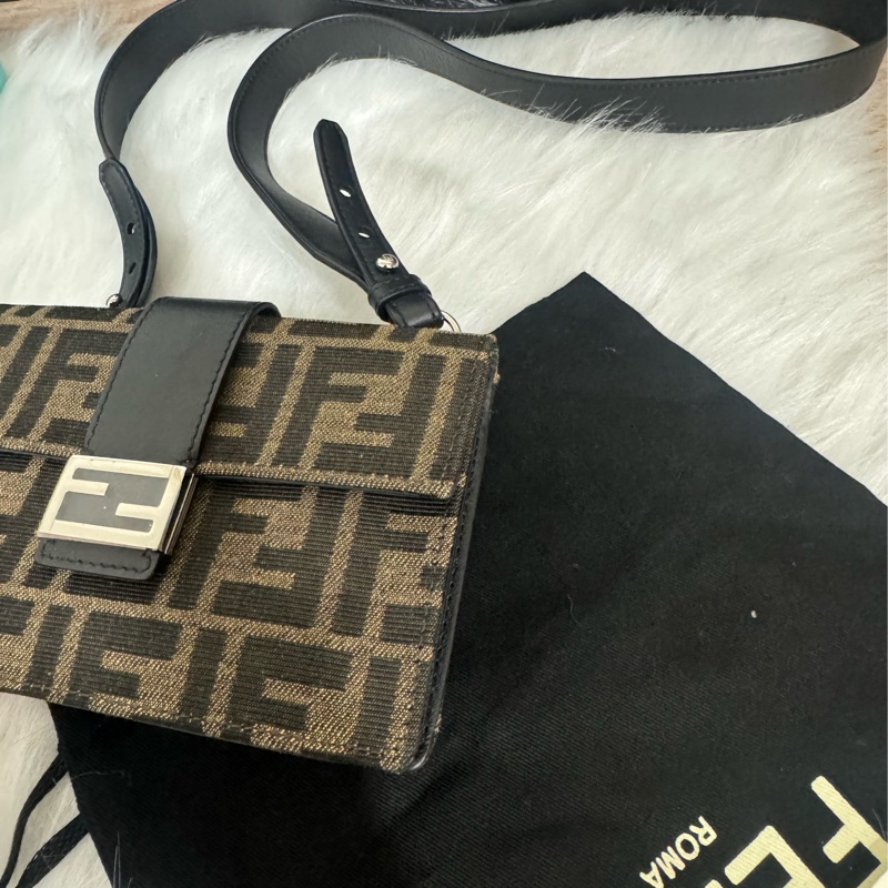 Fendi 經典老花 法棍斜背包-10