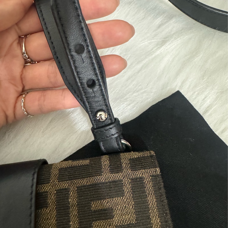 Fendi 經典老花 法棍斜背包-12