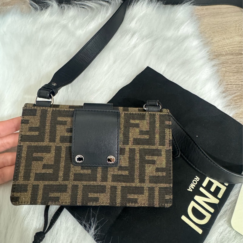 Fendi 經典老花 法棍斜背包-13