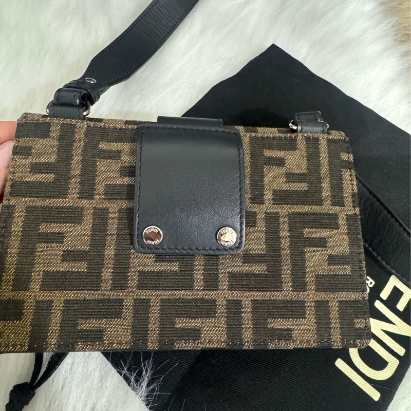 Fendi 經典老花 法棍斜背包-14
