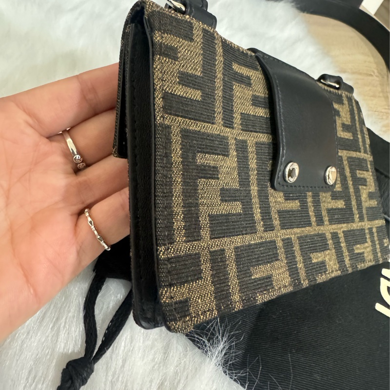 Fendi 經典老花 法棍斜背包-16
