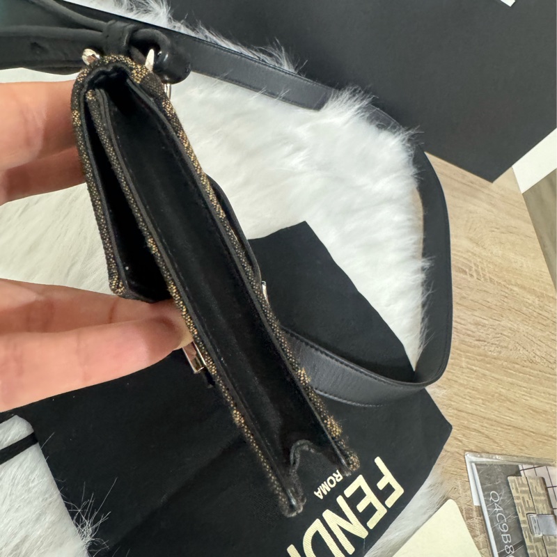Fendi 經典老花 法棍斜背包-19