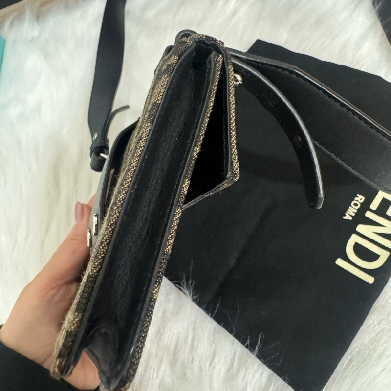 Fendi 經典老花 法棍斜背包-20