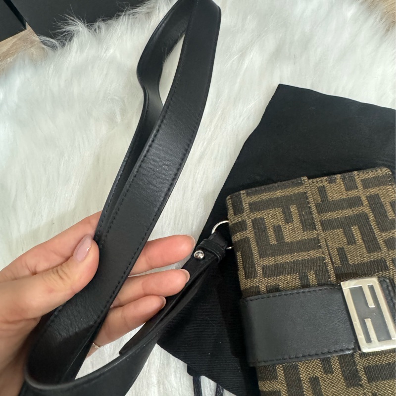Fendi 經典老花 法棍斜背包-22