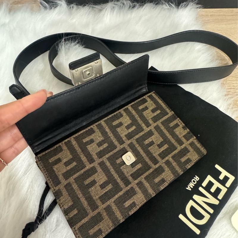 Fendi 經典老花 法棍斜背包-23