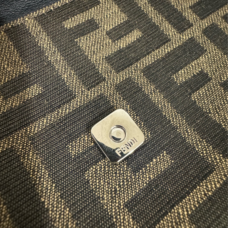 Fendi 經典老花 法棍斜背包-24