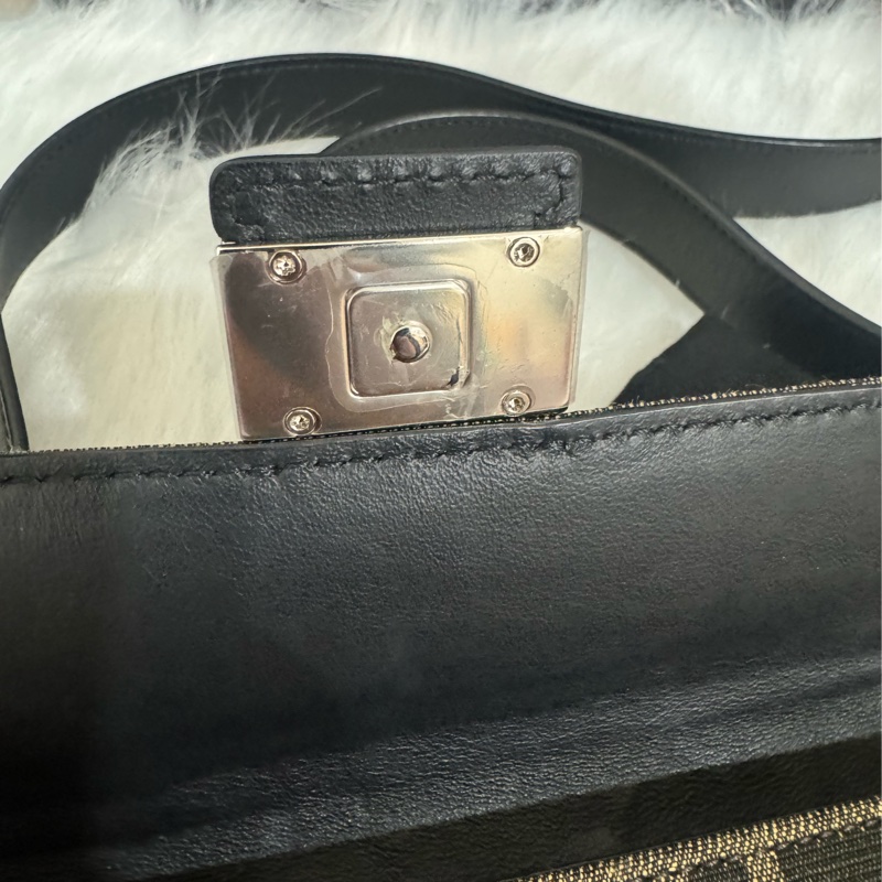 Fendi 經典老花 法棍斜背包-25