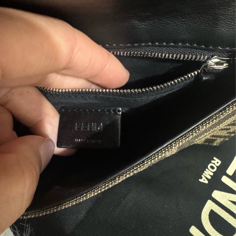 Fendi 經典老花 法棍斜背包-26
