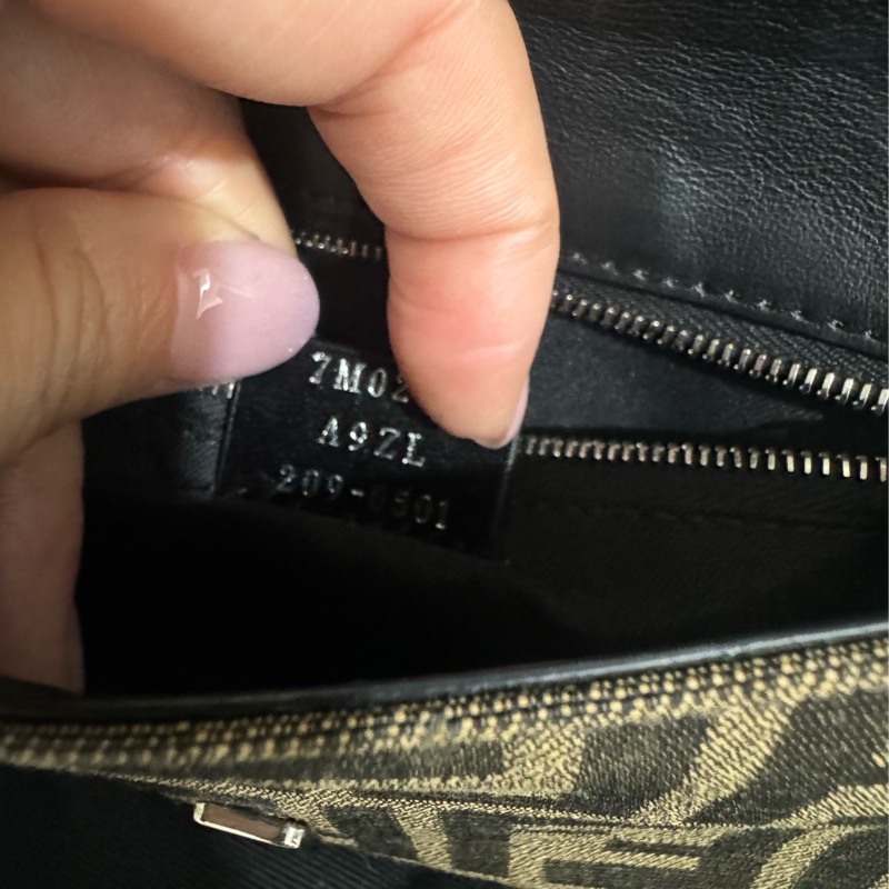 Fendi 經典老花 法棍斜背包-27