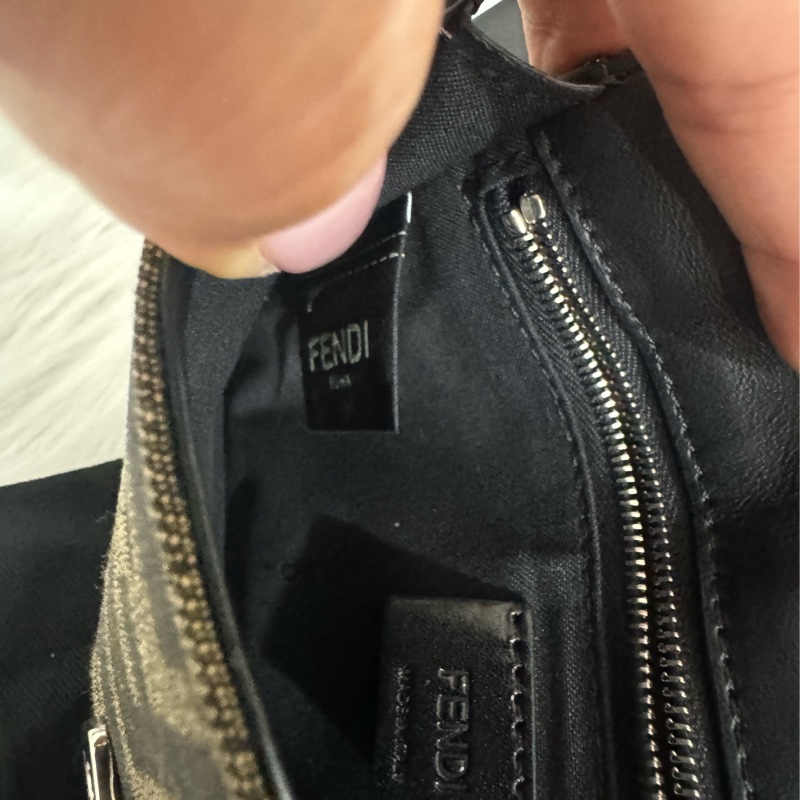 Fendi 經典老花 法棍斜背包-28