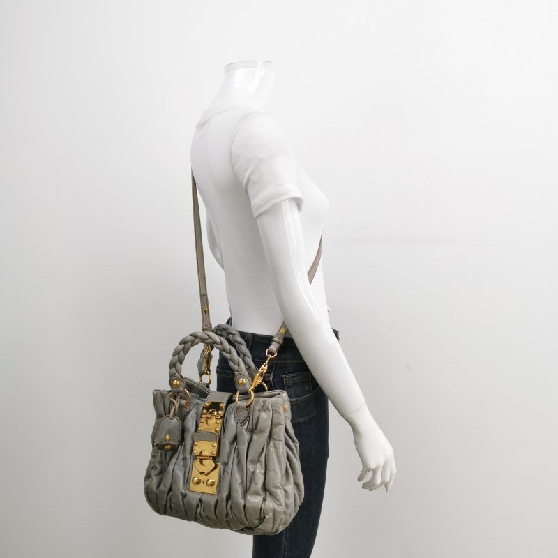 Miu Miu Coffer油蠟皮純色褶皺金屬鎖扣斜挎包單肩包-1