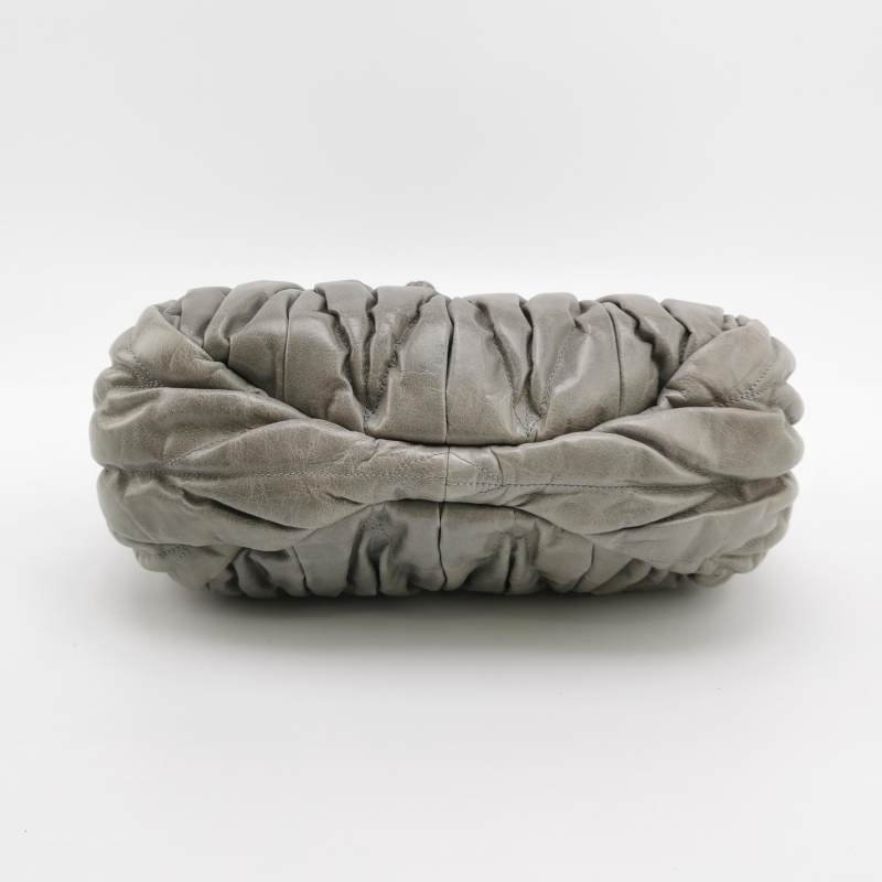 Miu Miu Coffer油蠟皮純色褶皺金屬鎖扣斜挎包單肩包-4