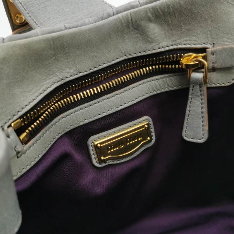 Miu Miu Coffer油蠟皮純色褶皺金屬鎖扣斜挎包單肩包-6