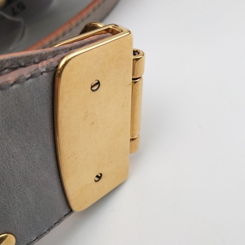 Miu Miu Coffer油蠟皮純色褶皺金屬鎖扣斜挎包單肩包-10