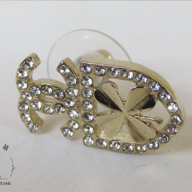 【巴黎站二手名牌專賣店】＊現貨＊CHANEL 香奈兒 真品＊銀色雙C幸運草盾牌鑲鑽針式耳環-3