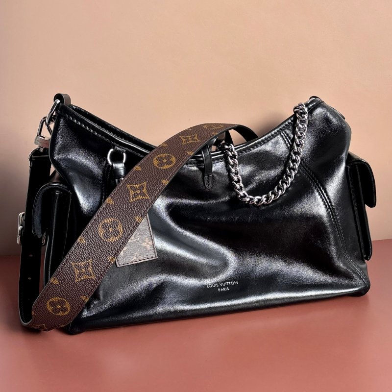 小號黑武士 男女都可::LOUIS VUITTON:: LV M24861 CarryAll Cargo Vibe PM 黑色雙口袋肩背包 斜背包 手提包-3