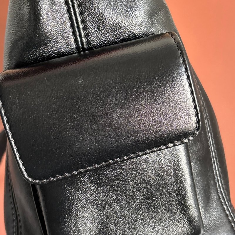 小號黑武士 男女都可::LOUIS VUITTON:: LV M24861 CarryAll Cargo Vibe PM 黑色雙口袋肩背包 斜背包 手提包-10