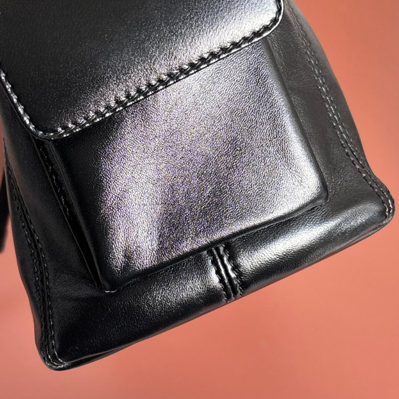 小號黑武士 男女都可::LOUIS VUITTON:: LV M24861 CarryAll Cargo Vibe PM 黑色雙口袋肩背包 斜背包 手提包-11