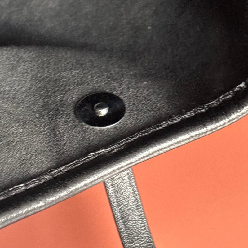 小號黑武士 男女都可::LOUIS VUITTON:: LV M24861 CarryAll Cargo Vibe PM 黑色雙口袋肩背包 斜背包 手提包-19