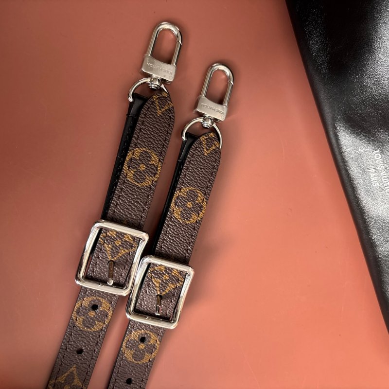 小號黑武士 男女都可::LOUIS VUITTON:: LV M24861 CarryAll Cargo Vibe PM 黑色雙口袋肩背包 斜背包 手提包-22