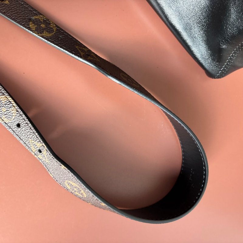 小號黑武士 男女都可::LOUIS VUITTON:: LV M24861 CarryAll Cargo Vibe PM 黑色雙口袋肩背包 斜背包 手提包-23