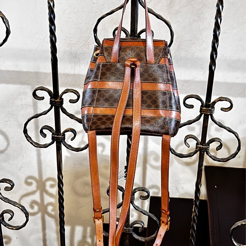 【標題】：CELINE 經典復古老花後背包｜Macadam 凱旋門拼皮 迷你後背包 Vintage-1