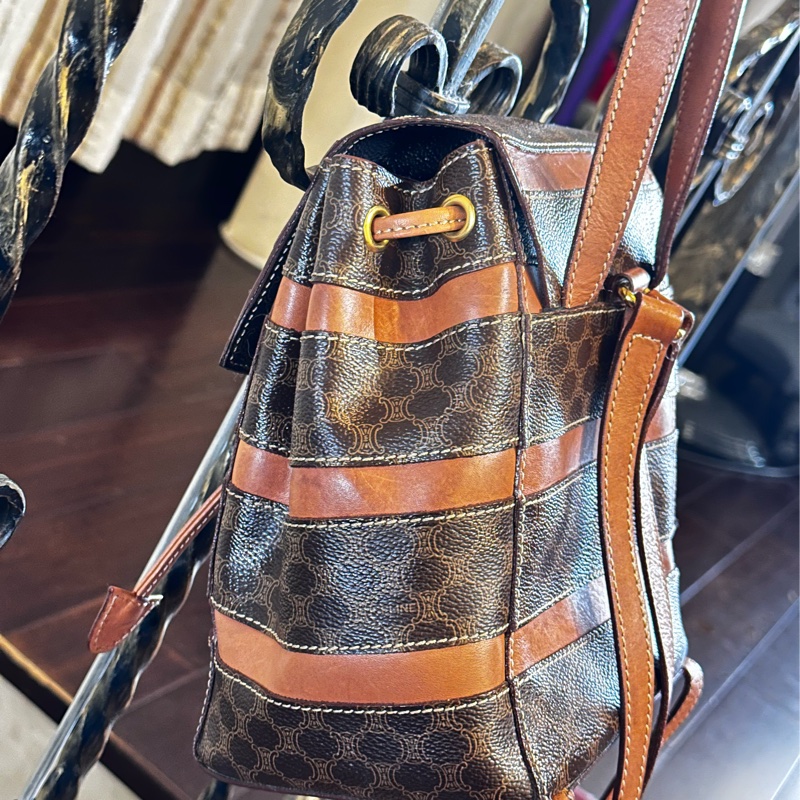 【標題】：CELINE 經典復古老花後背包｜Macadam 凱旋門拼皮 迷你後背包 Vintage-3