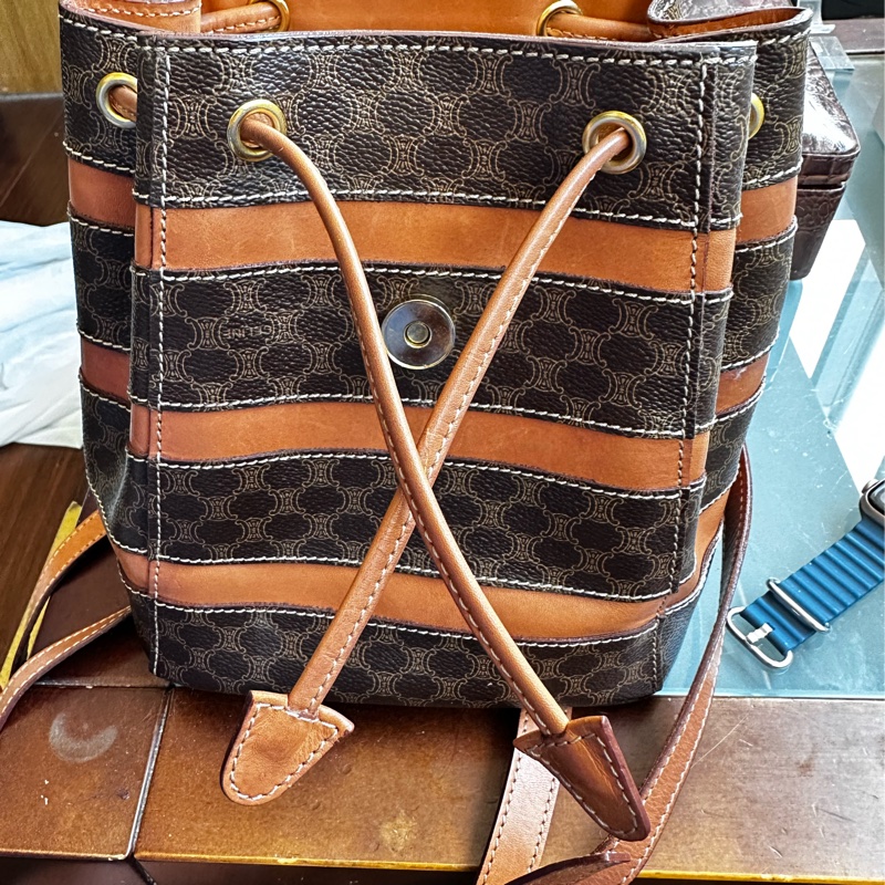 【標題】：CELINE 經典復古老花後背包｜Macadam 凱旋門拼皮 迷你後背包 Vintage-5